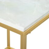 Un tavolo in marmo bianco con cornice dorata.