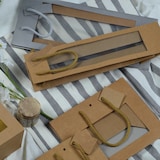 thumbnail of Bolsa de 2 botellas de doble ventana XL kraft marrón con asas de cordón por 100 - Gimex