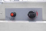 Dos mandos giratorios en un panel de control.