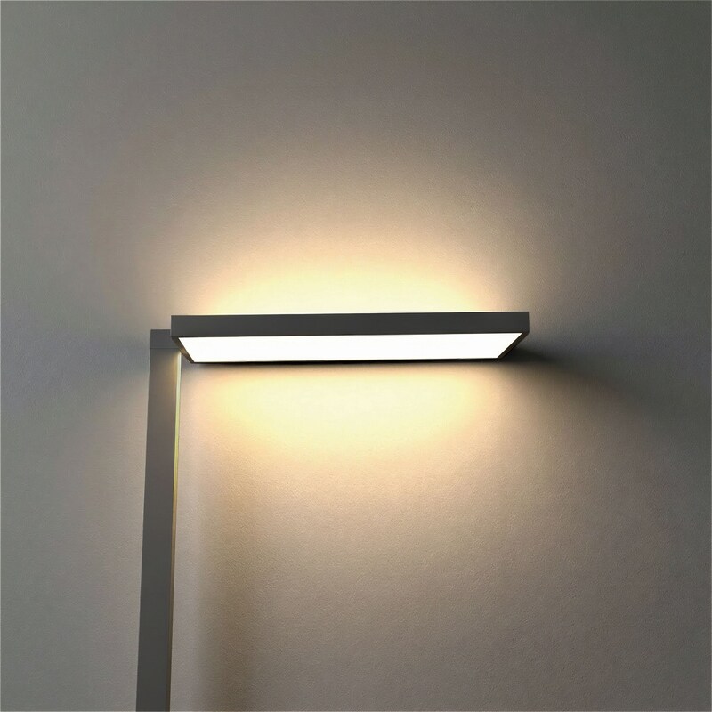 Eine rechteckige Lampe beleuchtet eine Wand.