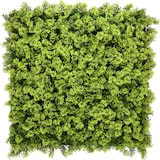 Un panel de pared de plantas verdes artificiales.