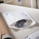 thumbnail of 100 x Luftpolsterversandtasche (320 x 455 mm) 10 / K weiß Luftpolstertaschen Umschläge Versandtaschen Selbstklebeverschluss BB-Verpackungen