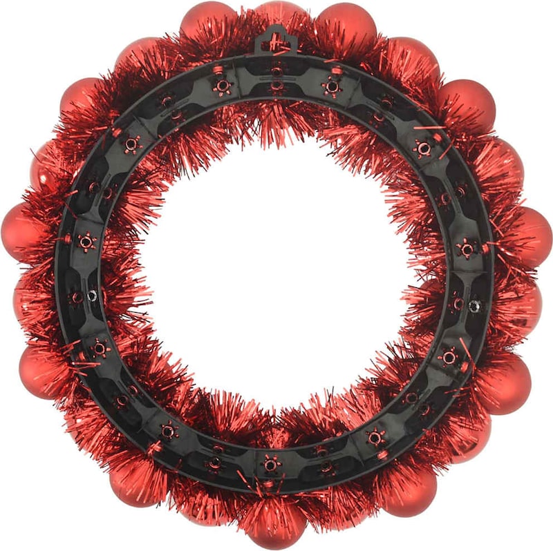 Ein roter Weihnachtskranz mit Kugeln und Lametta.
