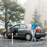 thumbnail of Relaxdays Absperrpfosten, klappbar, Stahl, Parkplatz Absperrung, H: 65 cm, abschließbar, runder Parkpfosten, weiß/rot