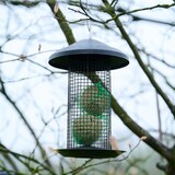 thumbnail of Futterspender 22 cm, Gehäuse und Dach aus Stahl pulverbeschichtet in black matt, Aufhänger aus Stahl pulverbeschichtet in silber