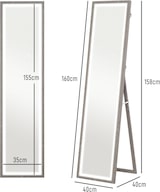Ein beleuchteter Standspiegel mit Holzrahmen.