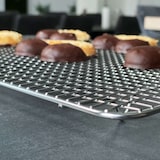 thumbnail of Intirilife Abkühlgitter Backrost aus Edelstahl in Silber mit 42 x 29.5 cm Größe - Kuchen Abkühl Backgitter