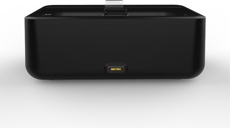 Un contenedor rectangular negro con un asa.