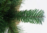 Un ramo di un albero di Natale artificiale.