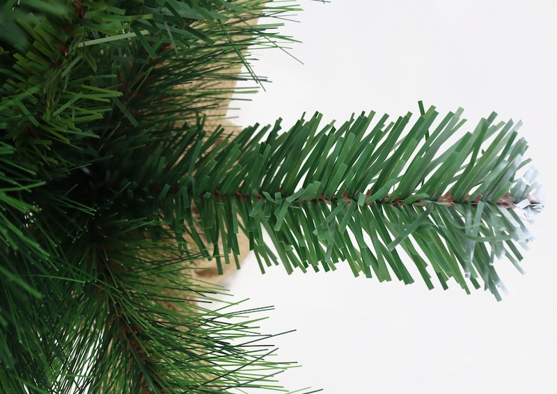 Un ramo di un albero di Natale artificiale.