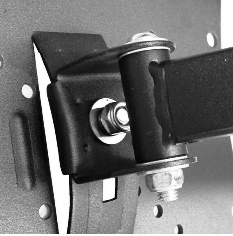 Un soporte metálico con pernos y tuercas.