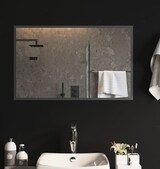 Ein Spiegel über einem Waschbecken mit Zubehör.