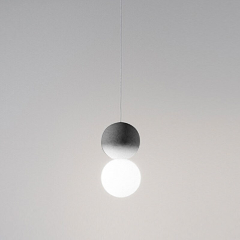 Eine hängende Lampe mit zwei Kugeln.