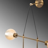 Eine Messinglampe mit gerippten Glaskugeln.