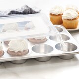 thumbnail of Nordic Ware – Aluminiumform für 12 Muffins mit Kunststoffdeckel