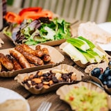 thumbnail of BIOZOYG 500 Stück Einwegschalen 18 x 13 x 3 cm, braune Pappschalen, Kartonschiffchen für Fingerfood, Pommes, Snacks und Currywurst, nachhaltig