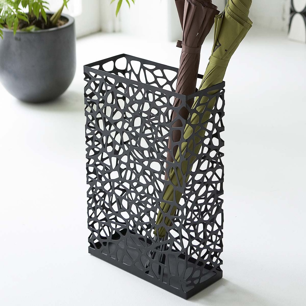 Yamazaki Schirmständer Regenschirmständer schwarz Metall schmal modern platzsparend 30x45x12cm "NEST"