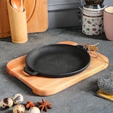 thumbnail of Gusseiserne Servierpfanne auf Holzbrett – ø 18 x 2,5 cm – Grillpfanne – Gusseisen – Grillen – Geschenk – PFAS-frei – Schwarz