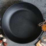 thumbnail of Koekenpan gietijzer - ø 28 x 6 cm - Gietijzeren pan voor alle warmtebronnen - Metalen handvat - PFAS vrij - Zwart
