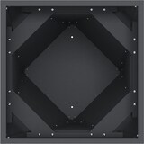 Ein dunkler, quadratischer Behälter mit diagonalen Verstrebungen.
