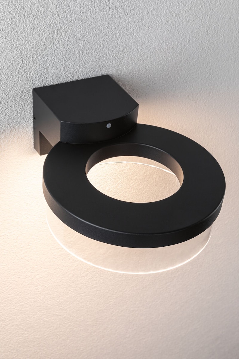 Eine moderne schwarze Wandleuchte mit kreisförmigem Design.