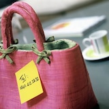 thumbnail of POST-IT Dévidoir Z-notes Pro Noir rechargeable + 1 bloc Z-notes Super Sticky Jaune 76 x 76 mm