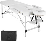 Ein weißer, tragbarer Massagetisch mit Zubehör.
