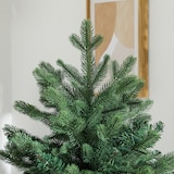 Un albero di Natale verde con rami.