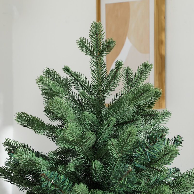 Un albero di Natale verde con rami.