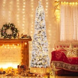 Ein geschmückter, schmaler Weihnachtsbaum mit Lichtern.