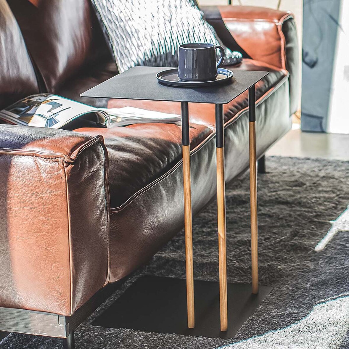 Yamazaki Beistelltisch Sofatisch Nachttisch 35x55x35cm Metallkorpus in schwarz und Holzbeine