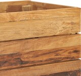 Ein hölzerner Kasten mit sichtbaren Holzmasern.