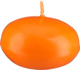 Eine orangefarbene schwimmende Kerze.