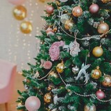 Ein geschmückter Weihnachtsbaum mit rosa und goldenen Kugeln.