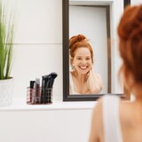 thumbnail of Relaxdays Stiftehalter, 2 Fächer, Pinselhalter Kosmetik, Metall, Stiftebecher Schreibtisch, HBT: 9 x 15 x 8 cm, roségold