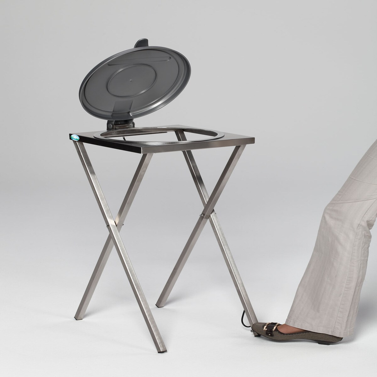 PROREGAL Robuster Scherenständer mit Klemmring | für 120 Liter Sack | HxBxT 90x40x45cm | Edelstahl | Silber Deckel | Mülleimer Müllsackständer