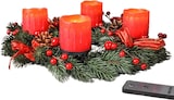 Ein Adventskranz mit vier roten Kerzen.