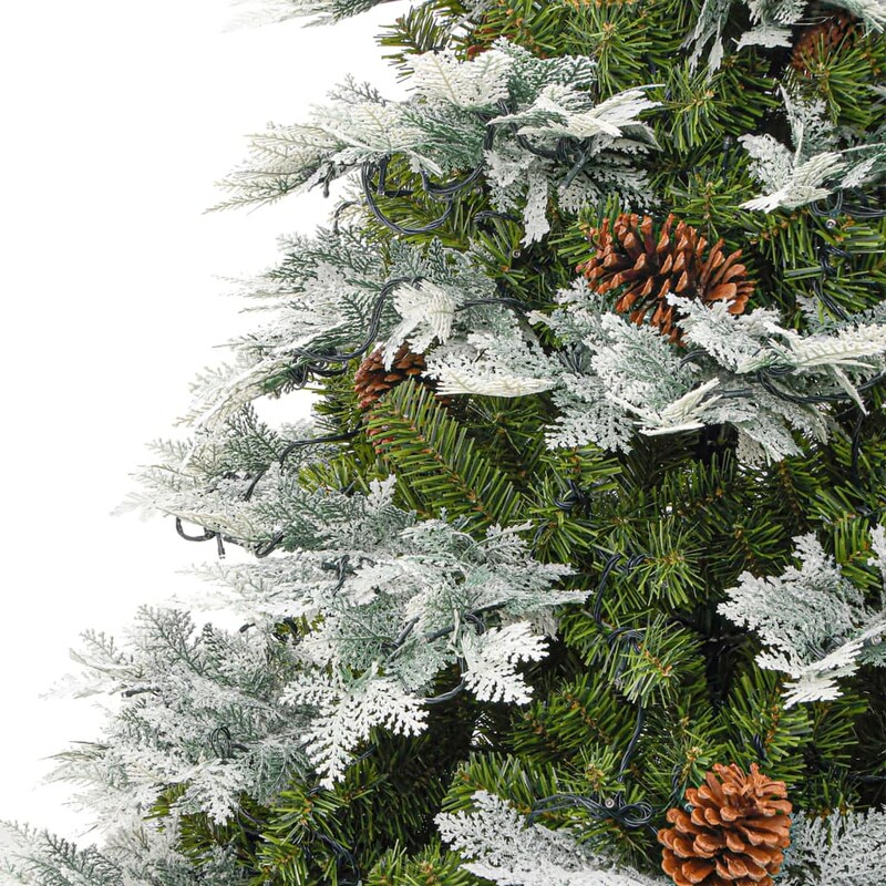 Ein detaillierter Blick auf einen künstlichen Weihnachtsbaum.