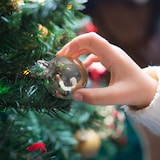 thumbnail of Relaxdays Weihnachtskugeln 30er Set, Kunststoff, D: 6 cm, runde Weihnachtsbaumdeko, Baumschmuck bruchsicher, silber/weiß
