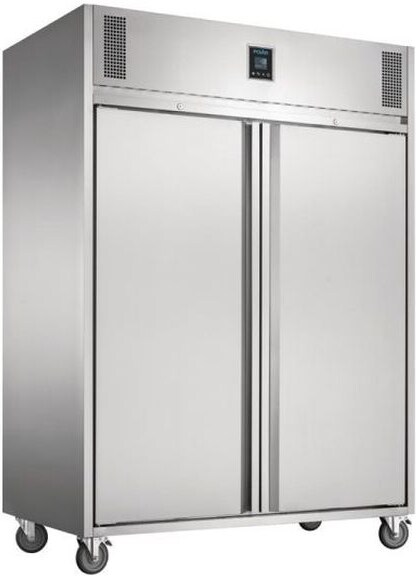 Ein großer, doppel-türiger Gefrierschrank auf Rädern.