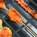 thumbnail of Outsunny Barbacoa de Gas de Acero BBQ con 4+1 Quemadores 15,2 KW Termómetro 2 Mesas Laterales Armario de 2 Puertas y Ruedas con Frenos 128x50x113 cm