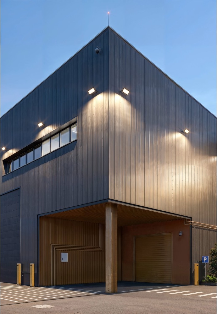 Moderne dunkle Fassade mit Außenbeleuchtung.