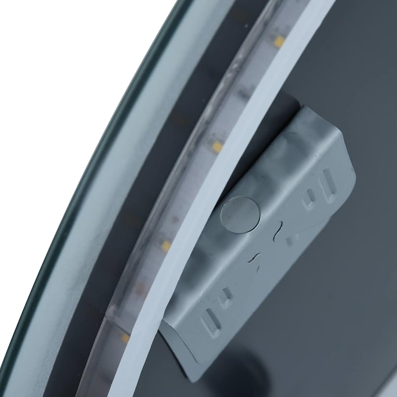 Ein LED-Streifen ist an einem Spiegel befestigt.