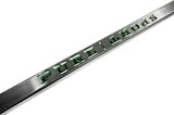 Ein silberner Stab mit grüner Beleuchtung.