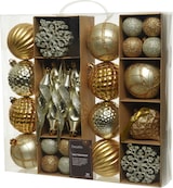 Ein Set goldener und silberner Weihnachtsbaumkugeln.