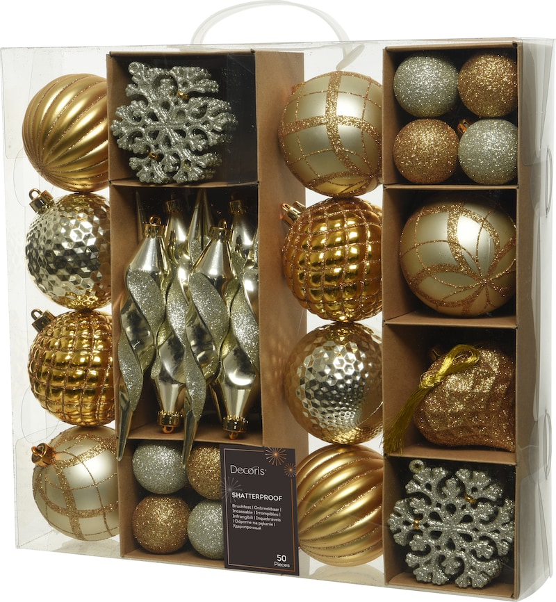 Ein Set goldener und silberner Weihnachtsbaumkugeln.