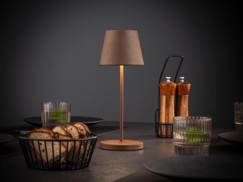 Eine Lampe steht auf einem Tisch mit Brot.