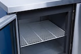 thumbnail of Gekühlter 2-türiger Glaskühltisch, Edelstahl -2 +8 °C 136x70x85h cm tropentauglich