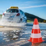 thumbnail of Relaxdays Warnkegel 10er Set, stapelbar, Verkehrshütchen, Schnürbeutel, Markierungshütchen, Pylonen, 22 cm, orange/weiß