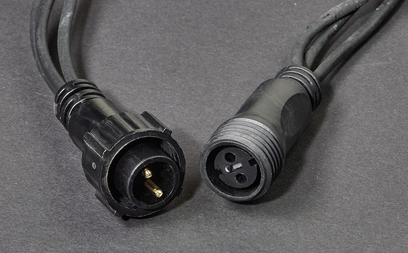 Zwei Stecker für Weihnachtsbeleuchtung.